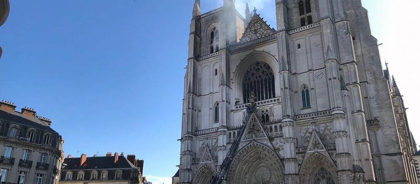 Γαλλία: Υποψίες για εμπρησμό στον καθεδρικό ναό της Νάντης